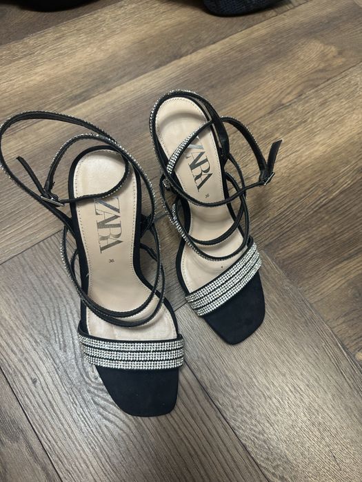 Sandale cu pietre Zara