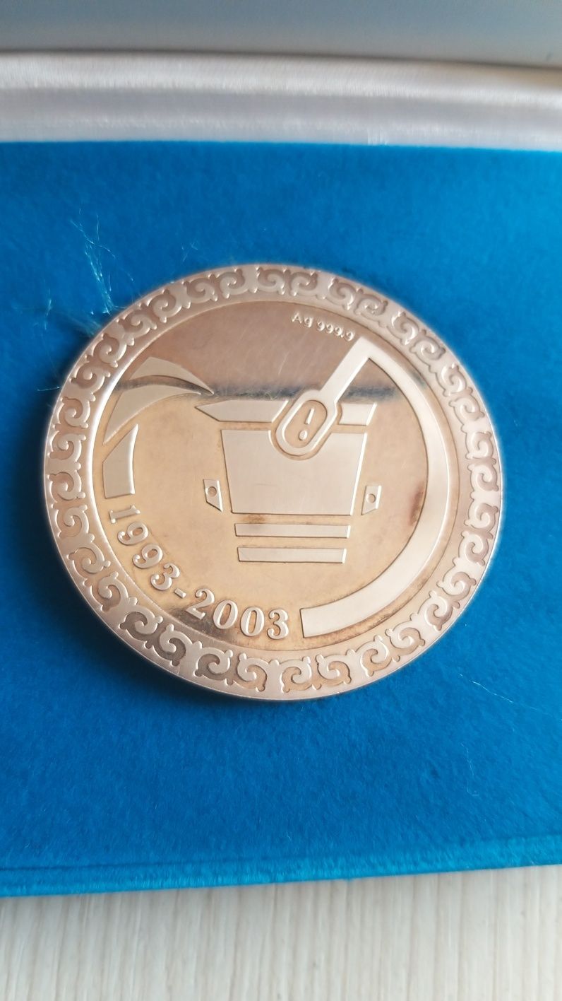 продам медаль юбилейную - серебро КМД