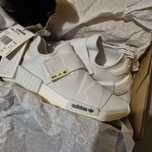 Adidasi damă Adidas albi, originali,etichetă. Mărimea 36 2/3.