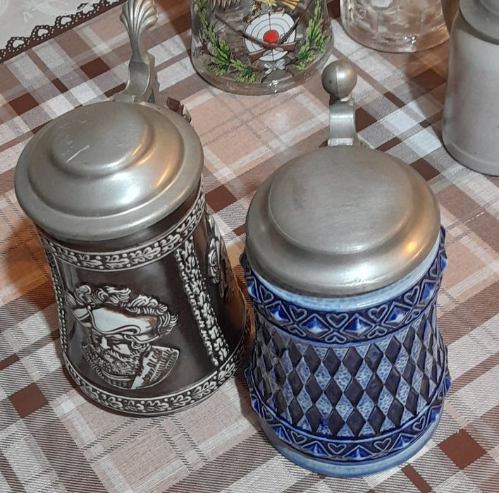Vând urgent 2 halbe cu capac pentru bere ,100 ron