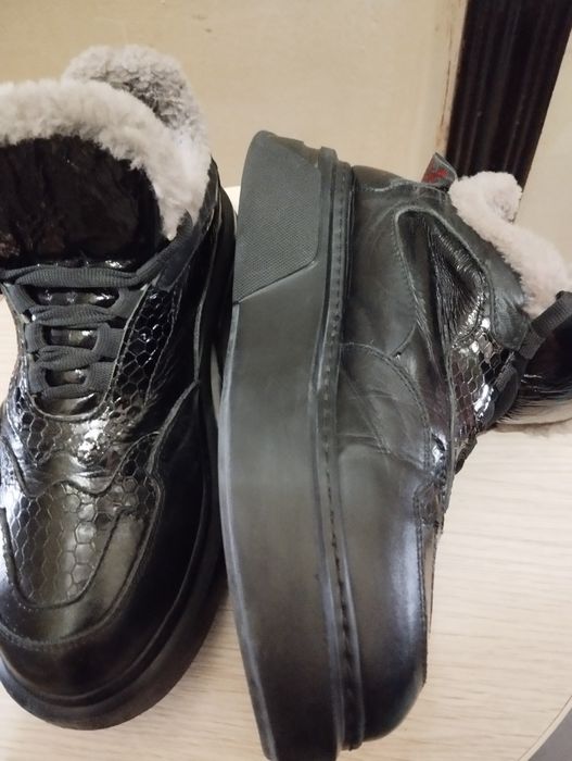 Кроссовки   на  меху размер  37.