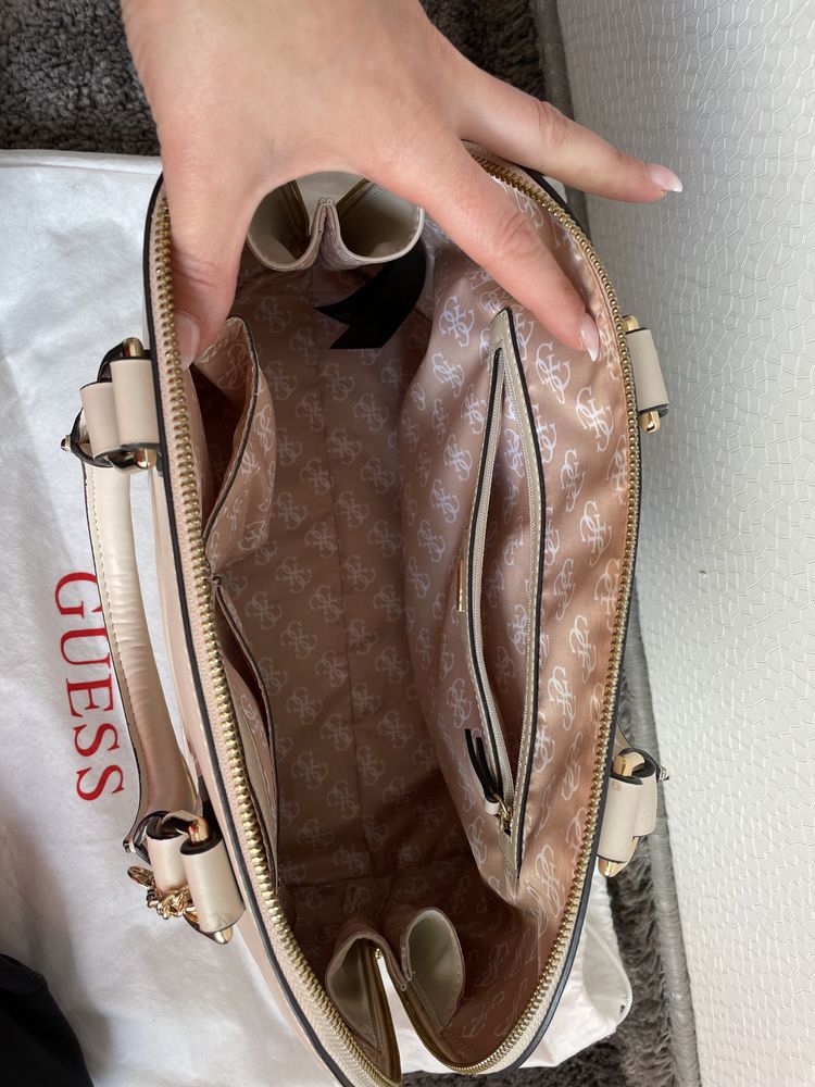 Бежова чанта Guess