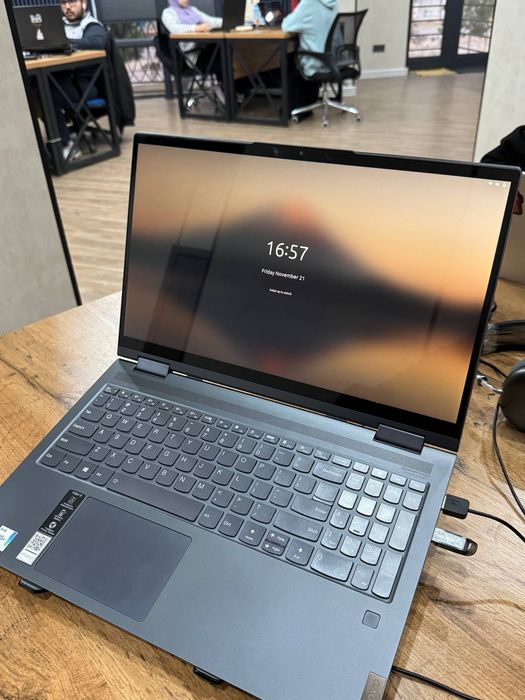 Lenovo Yoga 7  Ekrani 360° Sensorli Ekran Ruchkasi ham bor.