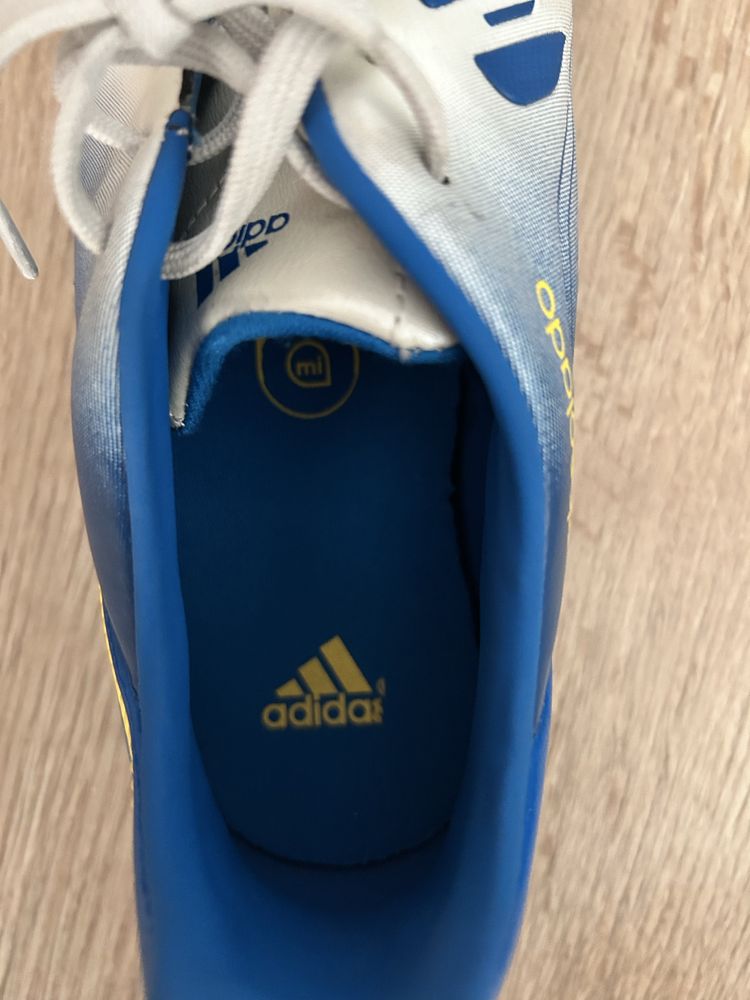 Бутонки Adidas.