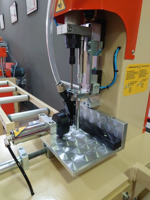 Utilaje Tamplarie PVC (Insurubat de armatura )