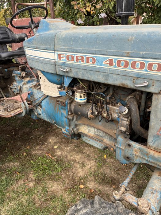 Tractor ford 4000+Plug