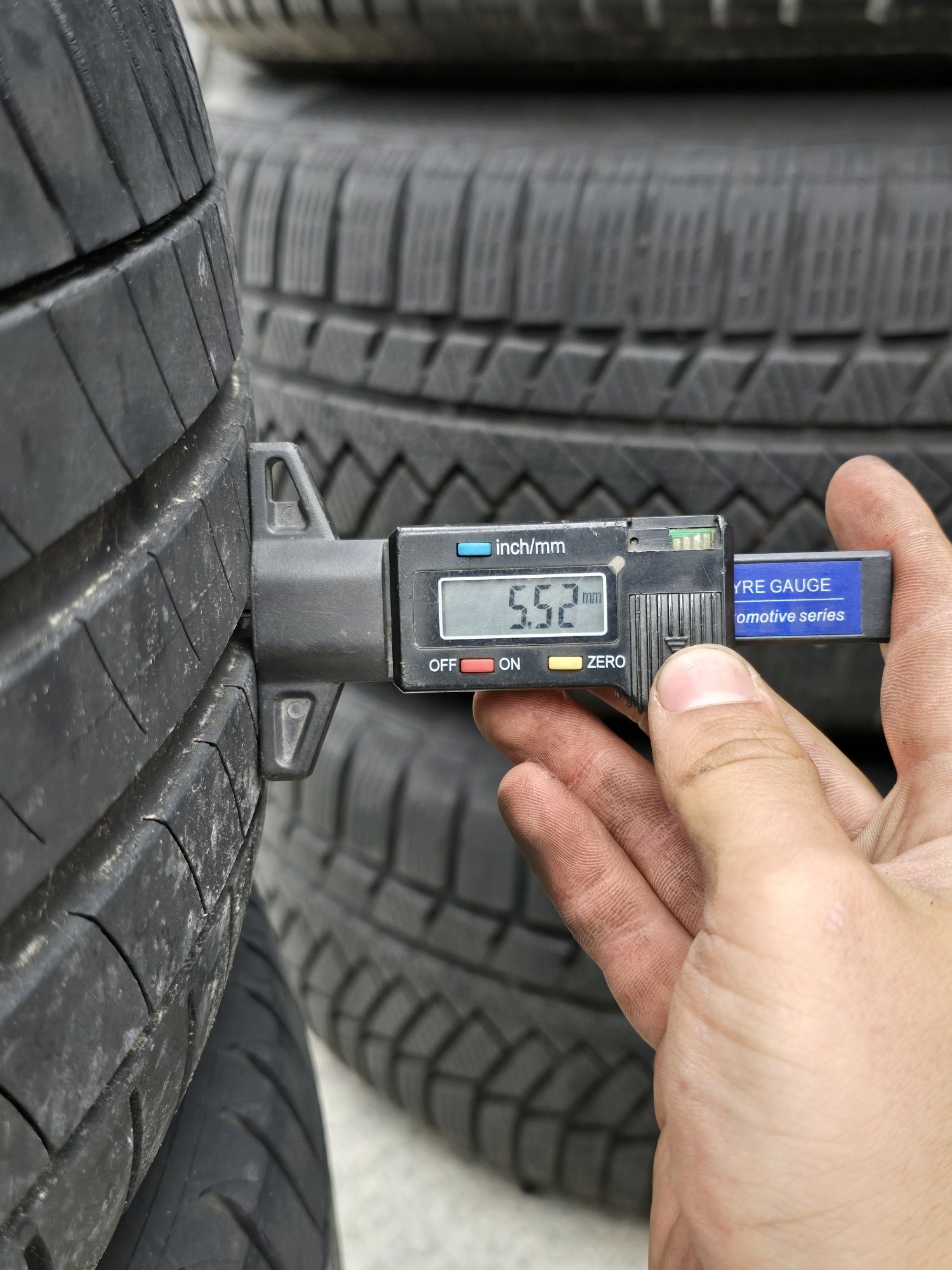 4 Броя 215/55/17 Michelin 2x5,5mm 2x5,2mm