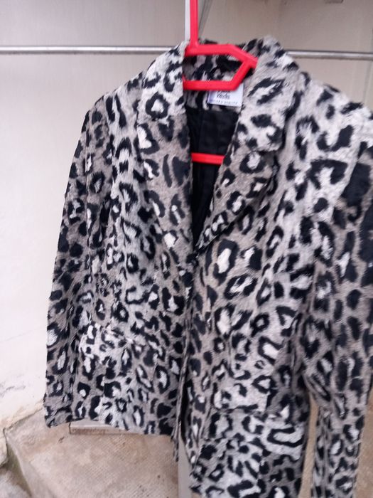 Vând sacou animal print