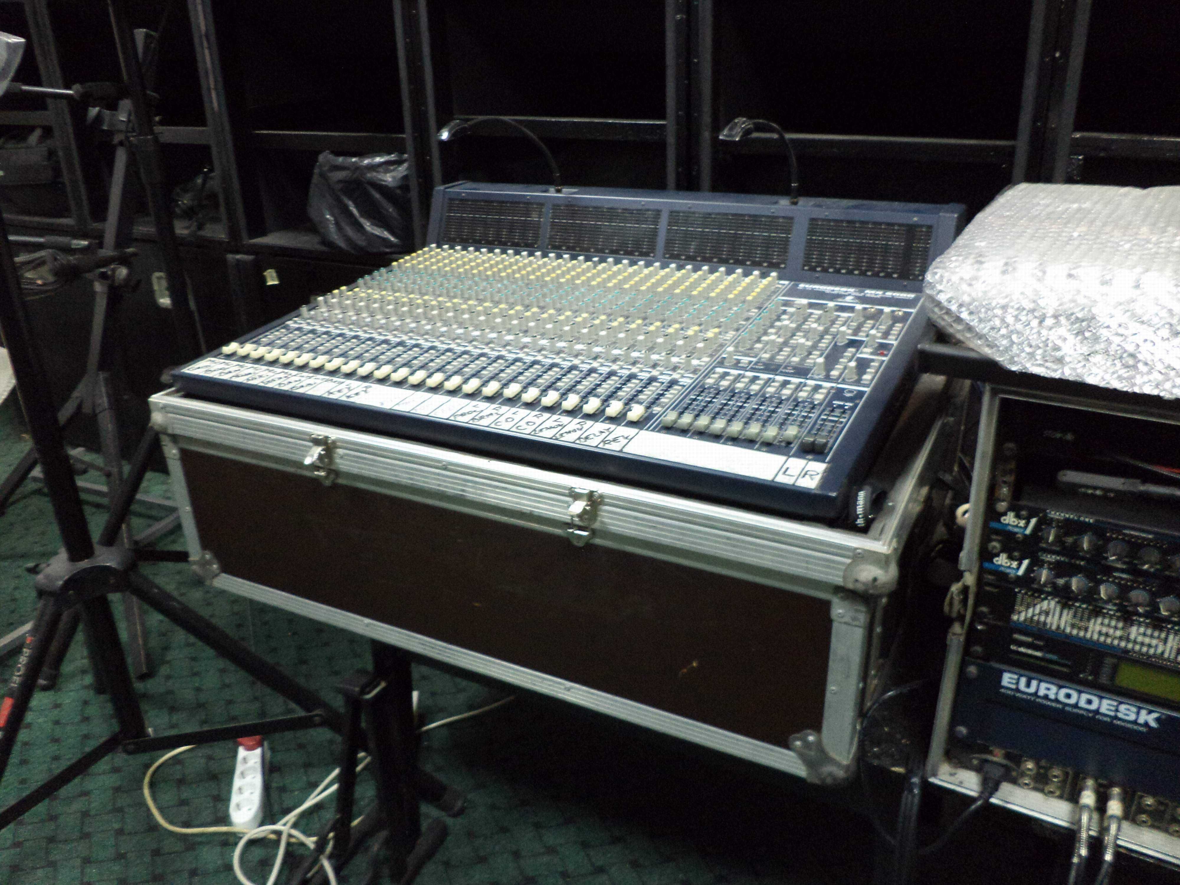 Mixer profesiona Eurodesk 9000, 48 24 inputs inline, cu CASE
700 EUR