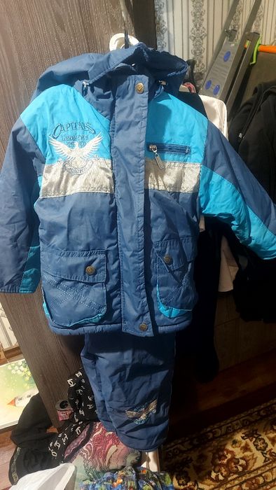 Продам комбинезоны зимние на 3 и  4 года