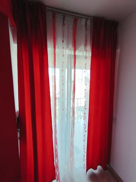 Vând perdea, draperie, șine cu roșu 820 cm