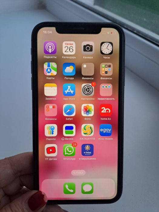 iPhone 11 с чехлом и зарядкой