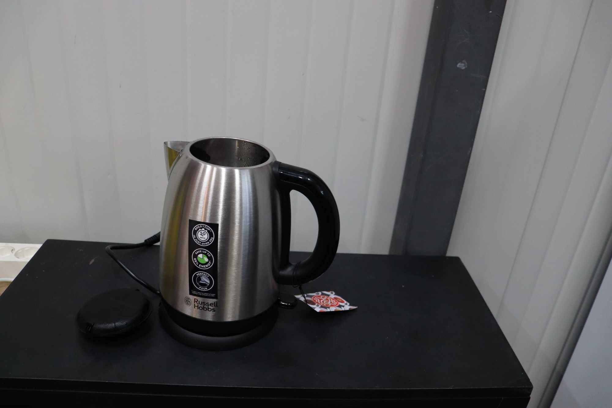 Russell Hobbs безжичен чайник с черна дръжка, бързо кипене 3KW