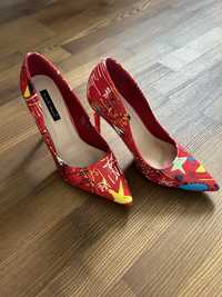 Червени обувки с ток