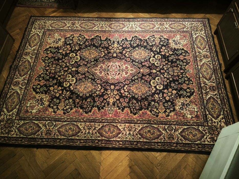 Много запазен килим