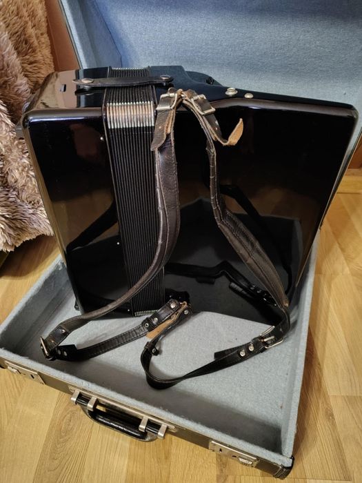 Акордеон Роял Стандарт с куфар . Отлично състояние!