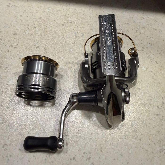Mulineta Shimano Twin Power 2500S