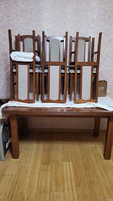 Шкафы с подсветками для магазина, балкона, прихожей. Стол со стульями