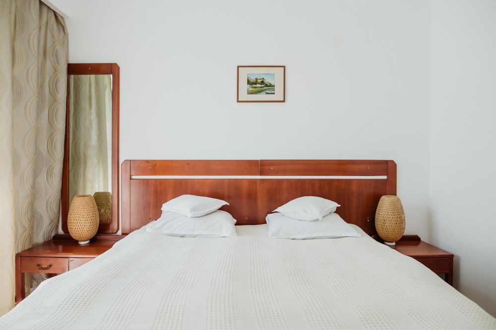 Oglindă cu ramă din lemn – 150 x 50 cm, stil natural / mid-century