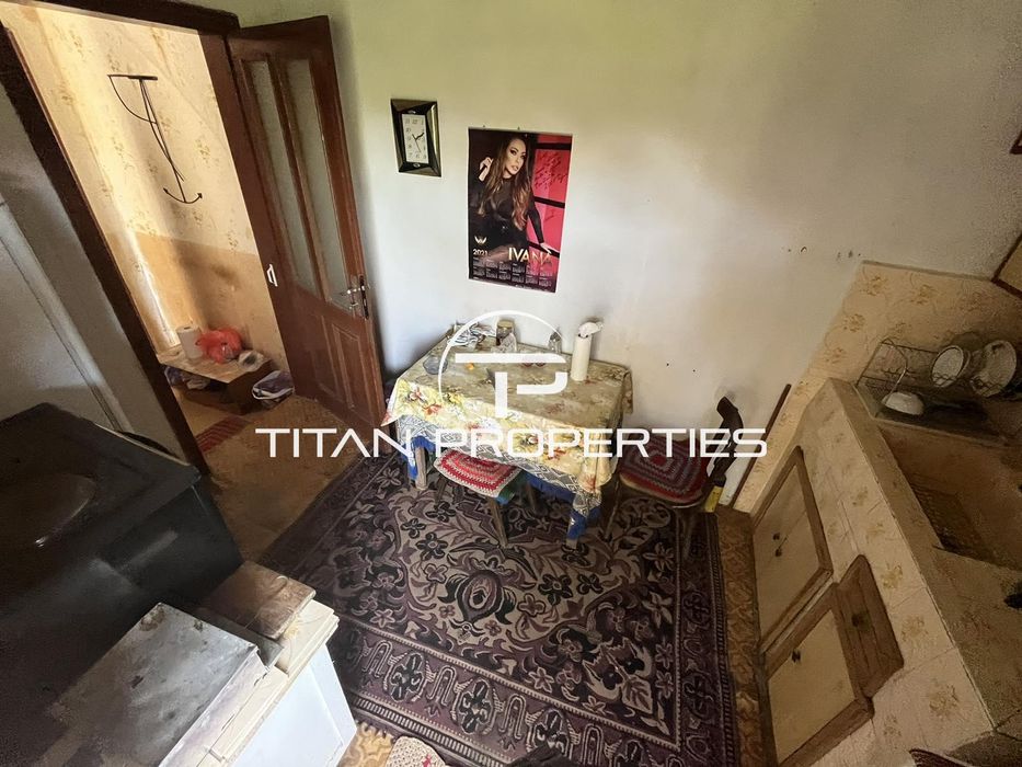 Двуетажна Къща с двор и гараж в гр. Айтос