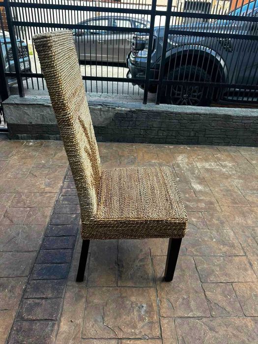 масивни дървени столове  и дървени маси