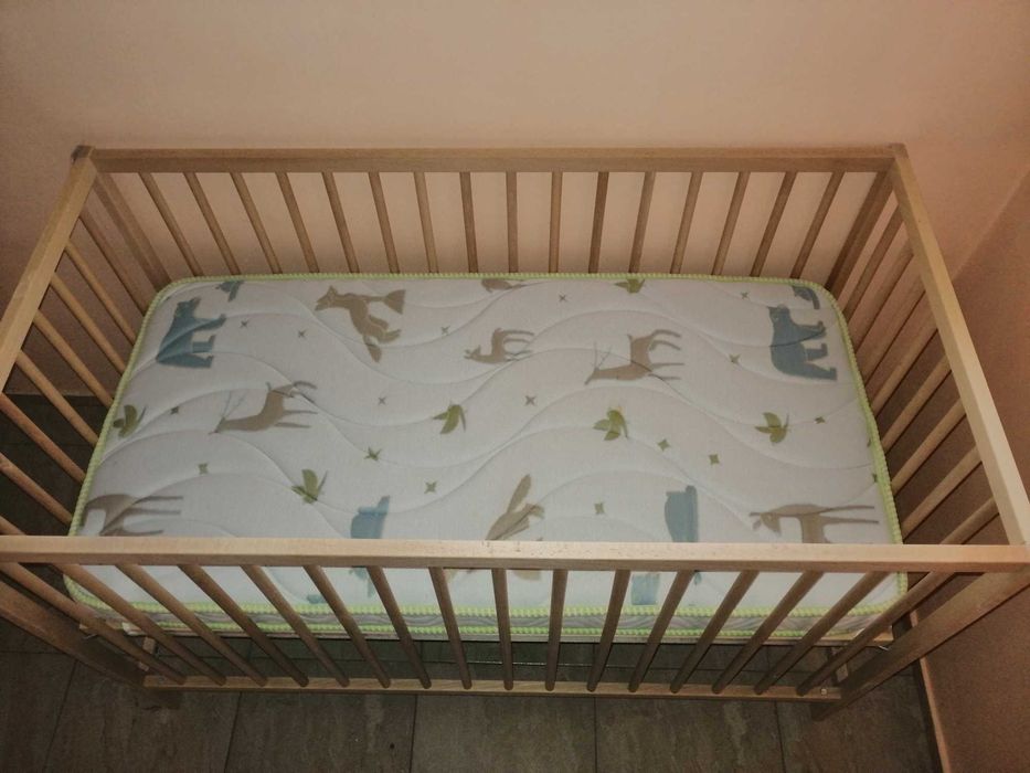 Продавам почти ново бебешко креватче с матрак