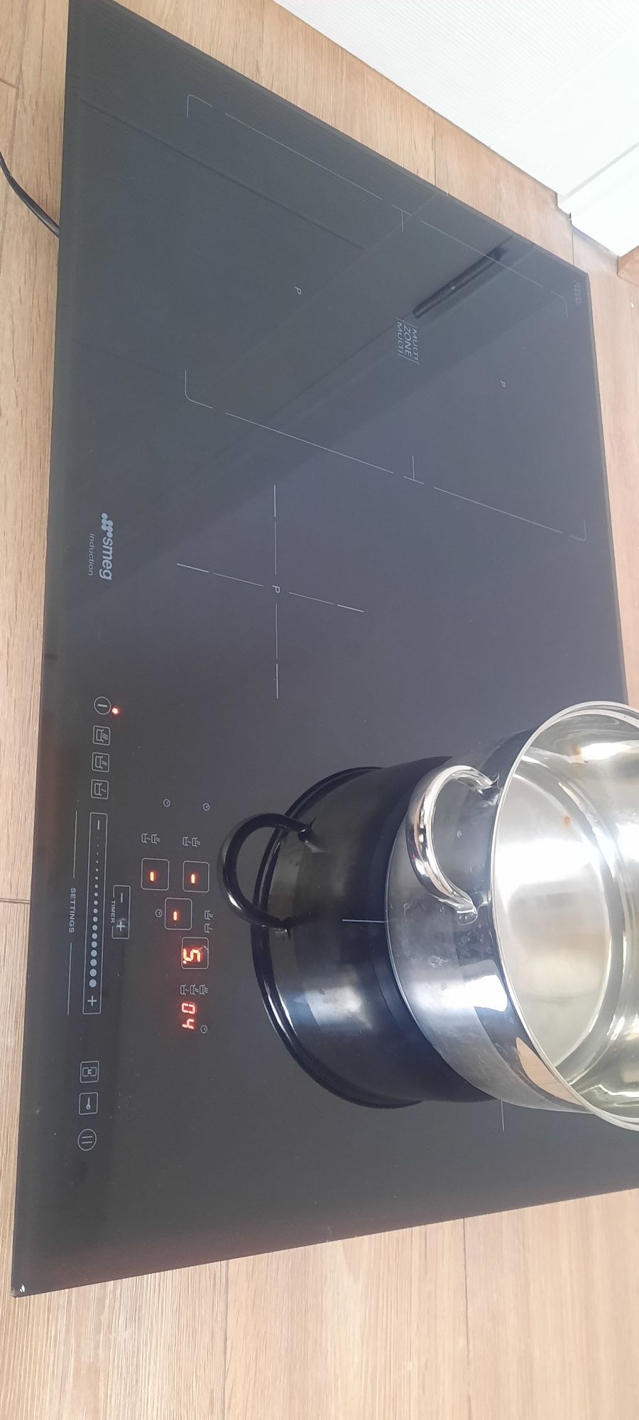 Smeg mod 581B Индукционен Керамичен плот 7.4kw 77/51ст