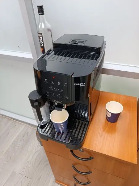 Кофемашина DeLonghi ECAM 220.60. B с Автокапучиной ,Отличное качество!