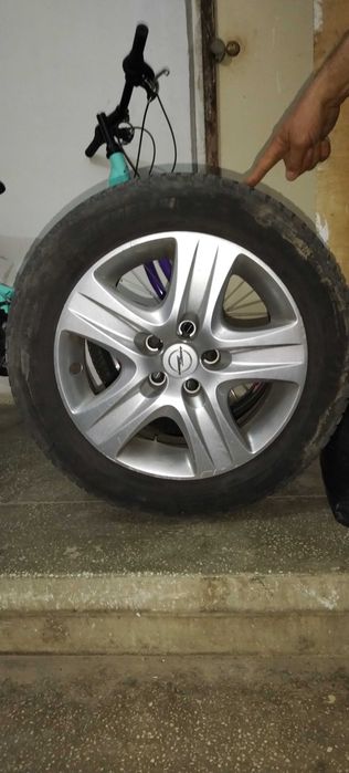 Vand cauciucuri de iarna cu jante de tabla