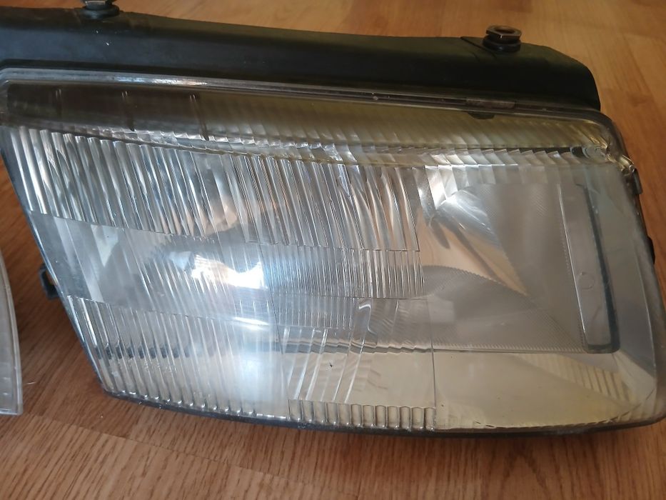 Продавам фарове с мигачи за пасат 4