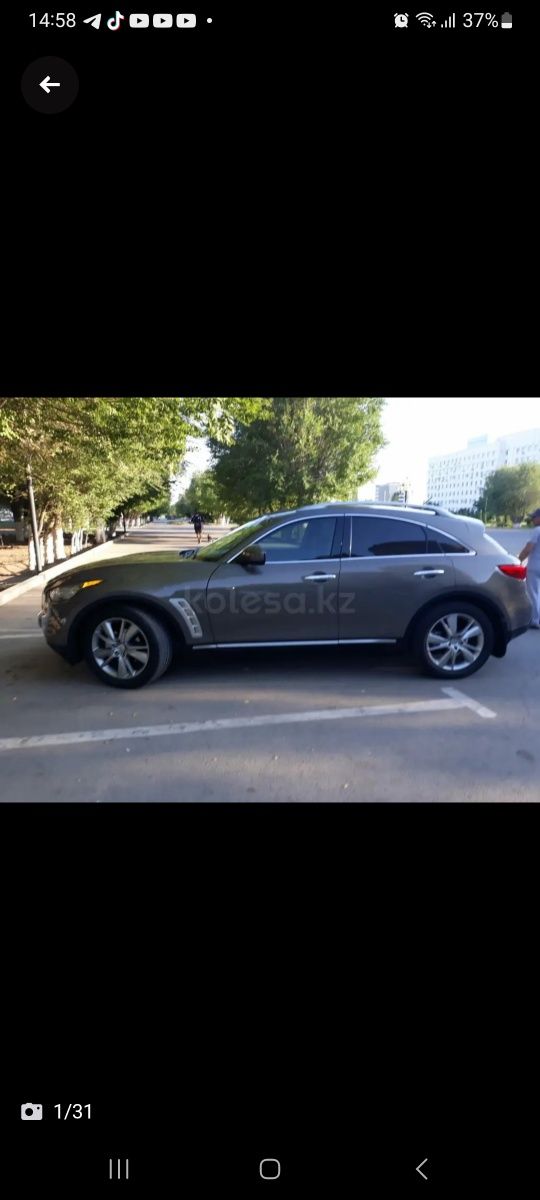 Машина Infiniti FX35