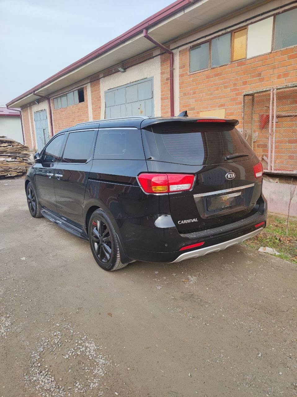 Kia carnival sotiladi