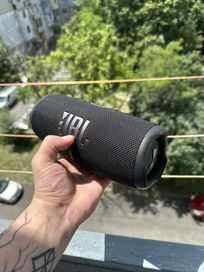 Продавам jbl charge 5