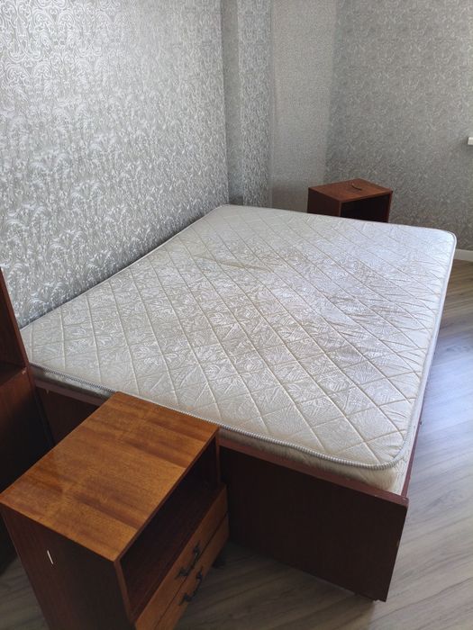 Продам 2-х спальную кровать с 2 тумбочками б/у