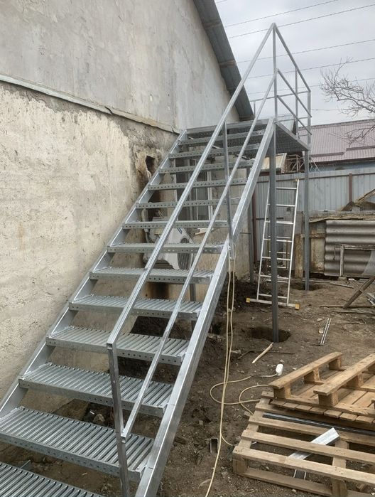 Confectionam scarii metalice zincate exterioare și pentru incendii , p