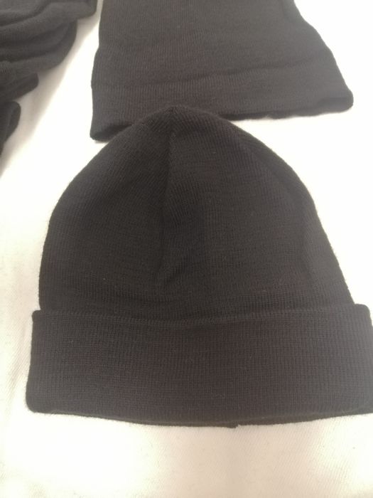 Vand fesuri/caciuli de culoare neagra