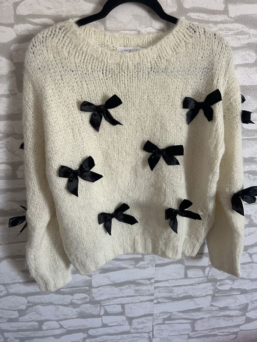 Пуловер с панделки