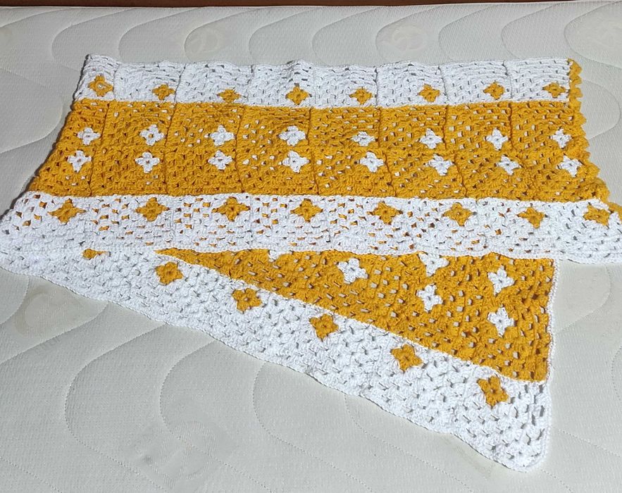 Дълъг двуцветен тишлайфер плетен на една кука