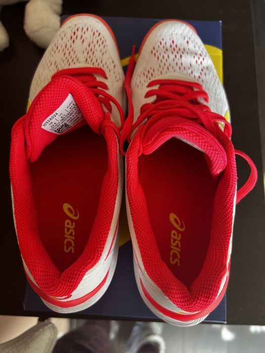 Маратонки Asics,без никакви забележки.Носени са веднъж