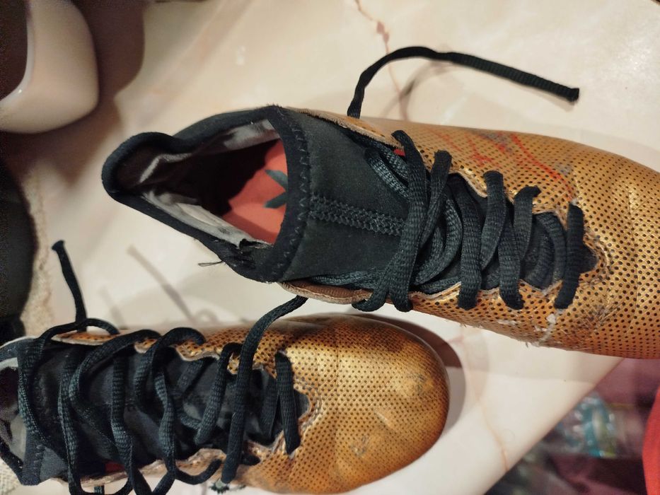 Adidași ADIDAS de fotbal, 37, utilizabili,cu semnături