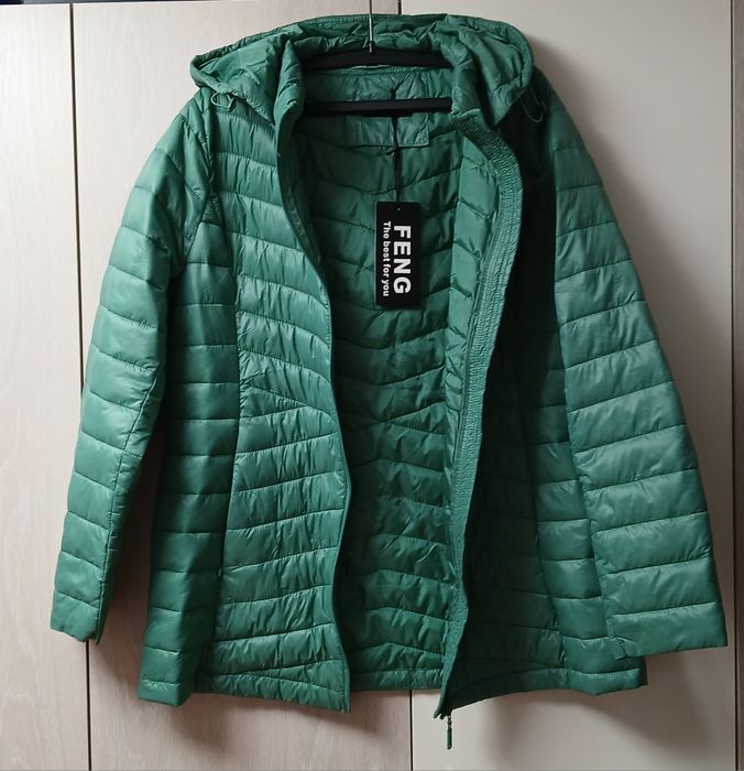 Vând geacă, culoare verde mentă .