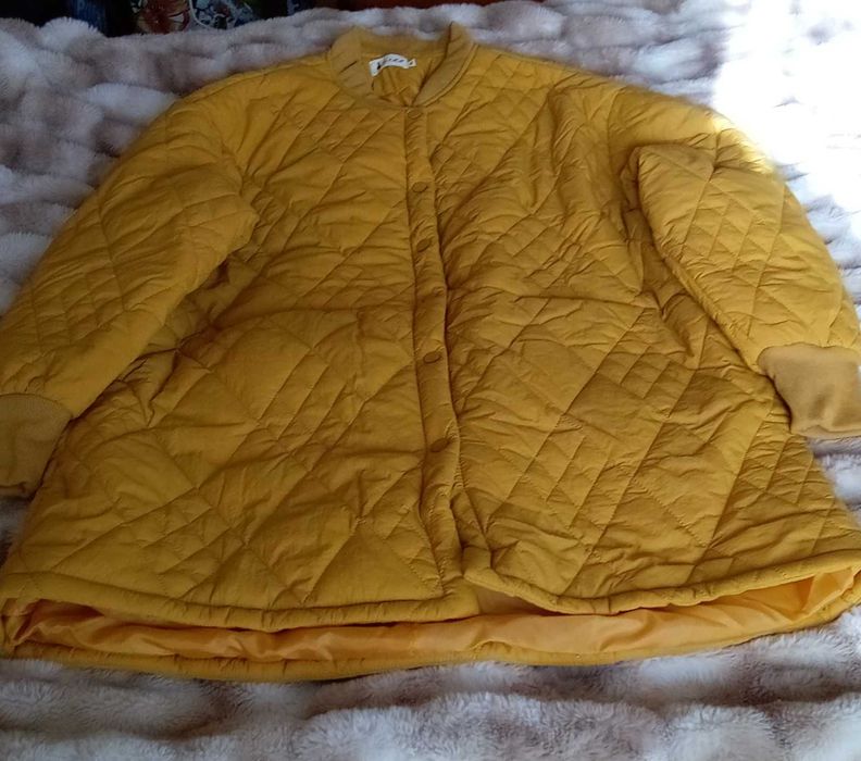 Ново, необличано олекотено дамско яке в слънчево жълт цвят.