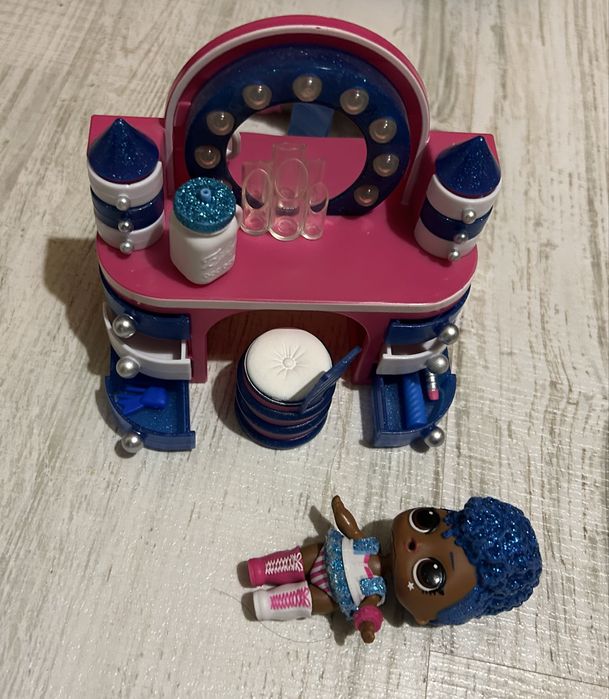 Set papusa LOL cu masuta de machiat