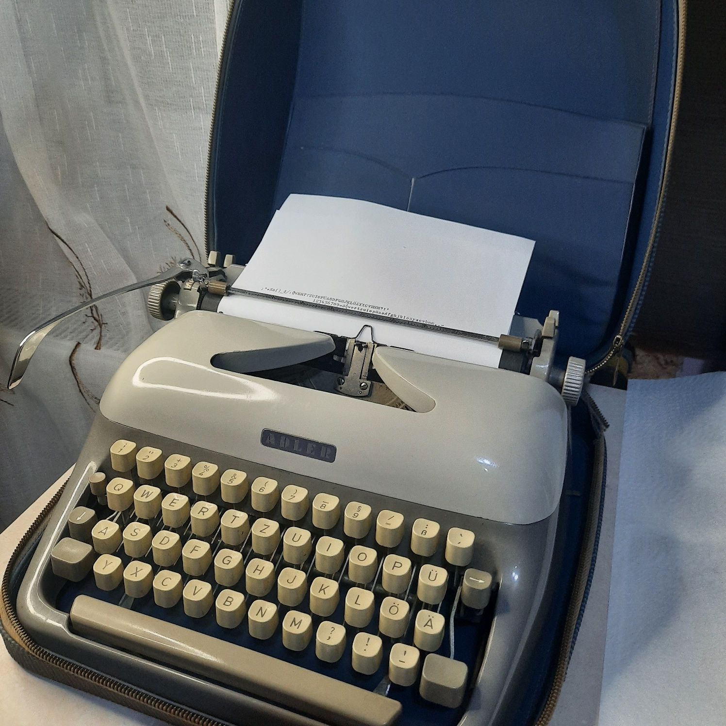 Mașină de scris Adler
