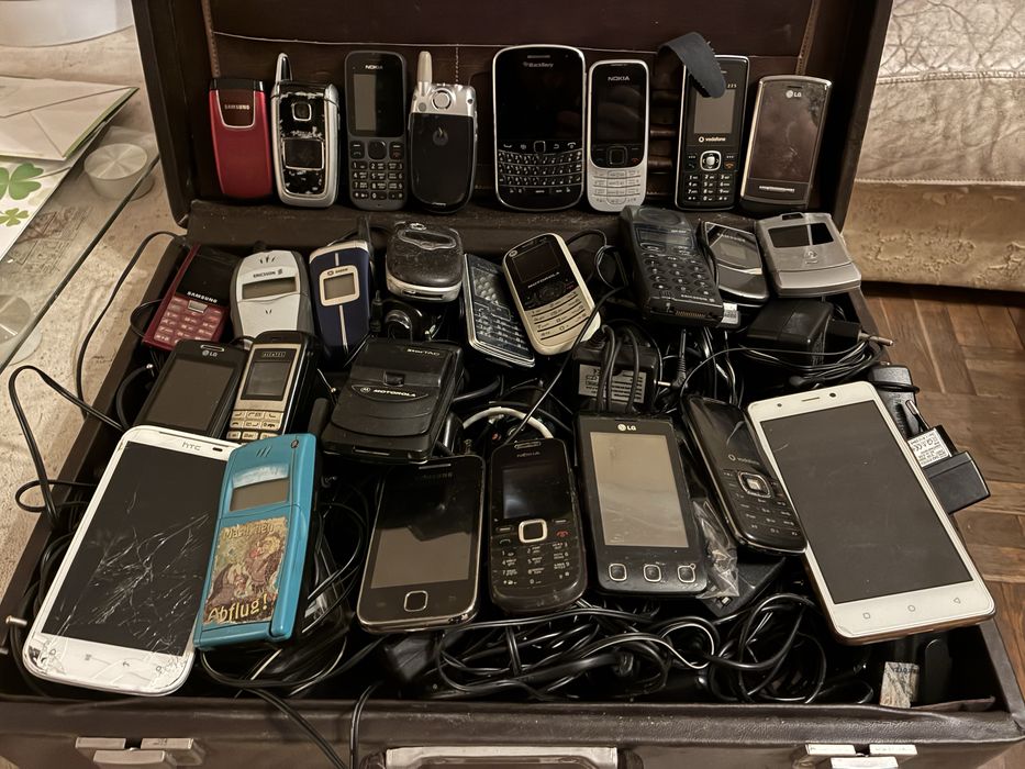 Колекция от стари телефони 30 бр + зарядни
