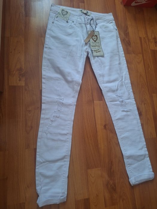 Бели дамски дънки