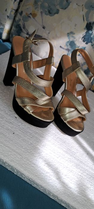Tocuri   , pantofi dama . Mai multe detalii in privat