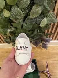 Vand adidasi bebelusi marca Tommy Hilfiger