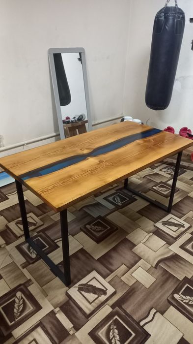 Стол из эпоксидной смолы и слэбов