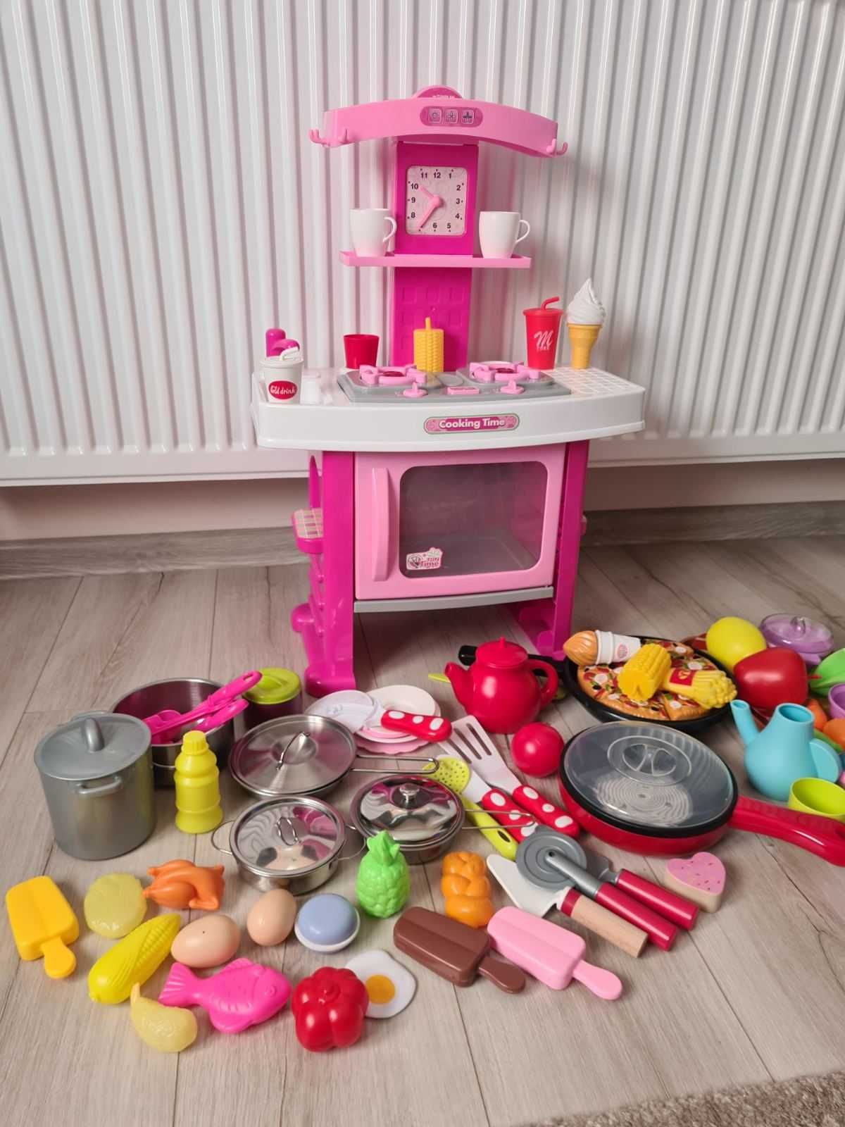 Детска пластмасова кухня с много допълнителни аксесоари